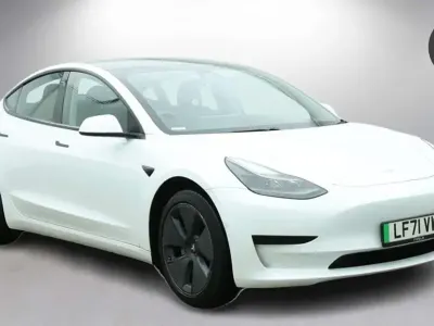 Używany Tesla Model 3 Standard Range Plus 366 kW (498 KM) 2021 Biały Sedan/Limuzyna