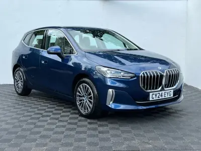 Begagnad BMW 225 Active Tourer Luxury Line 242 HK (177 kW) 2024 Blå Minibuss