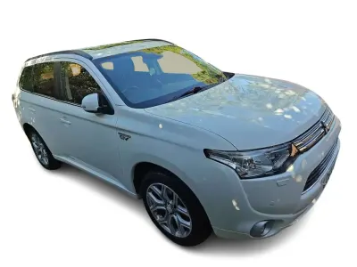 Used Mitsubishi Outlander P-HEV 200 HP (147 kW) 2015 White SUV