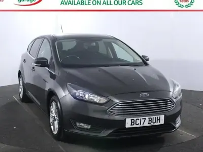 Usado Ford Focus Zetec 125 CV (91 kW) 2017 Gris Utilitario
