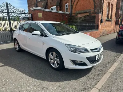 Used Vauxhall Astra SRi 115 HP (84 kW) 2013 White Hatchback