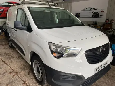 Usado Vauxhall Combo Edition 100 HP (73 kW) 2019 Branco Monovolume