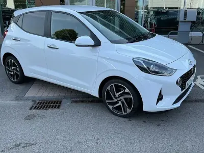 Used Hyundai i10 Premium 67 HP (49 kW) 2023 White Hatchback