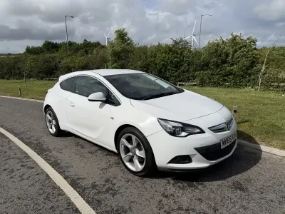 Used Vauxhall Astra GTC Edition 140 HP (102 kW) 2015 White Coupe