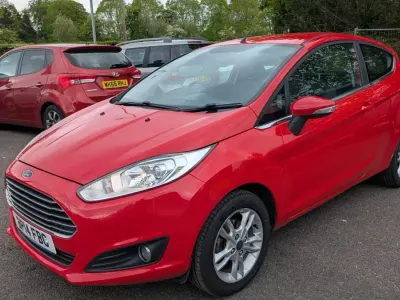 Usado Ford Fiesta Zetec 82 HP (60 kW) 2014 Vermelho Citadino