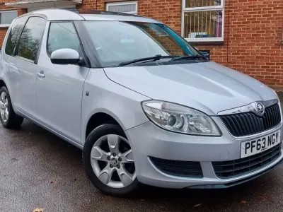 Usado Skoda Roomster SE 105 CV (77 kW) 2013 Plateado Monovolumen