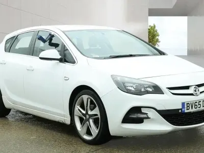 Gebraucht Vauxhall Astra Edition 115 PS (84 kW) 2015 Weiß Kleinwagen