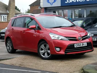 Used Toyota Verso 145 HP (106 kW) 2015 Red MPV