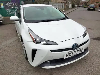 Begagnad Toyota Prius 140 HK (102 kW) 2026 Vit Halvkombi
