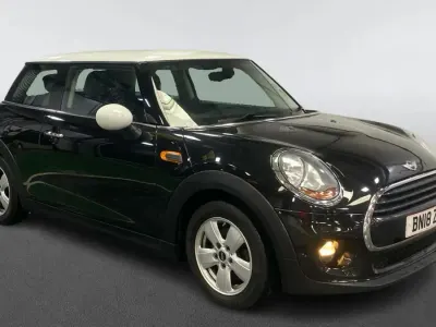 Begagnad Mini Cooper 136 HK (100 kW) 2018 Svart Halvkombi