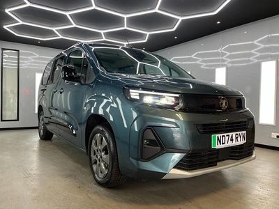 Begagnad Vauxhall Combo Ultimate 100 kW (136 HK) 2024 Blå Minibuss