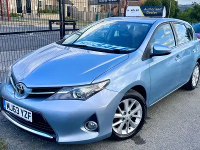 Used Toyota Auris 132 HP (97 kW) 2013 Blue Hatchback