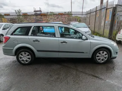 Used Vauxhall Astra 138 HP (101 kW) 2009 Green Estate