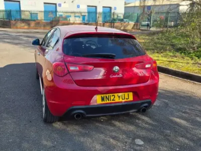 Begagnad Alfa Romeo Giulietta Veloce 140 HK (102 kW) 2012 Röd Halvkombi