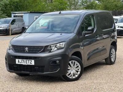 Begagnad Peugeot Partner 2022 Grå Minibuss