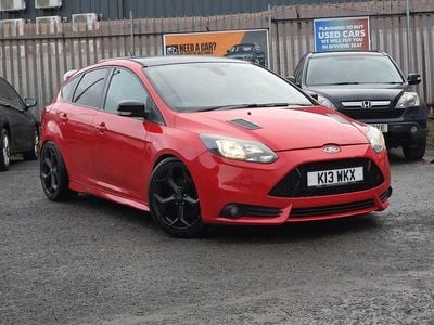 Begagnad Ford Focus ST 250 HK (183 kW) 2012 Röd Halvkombi
