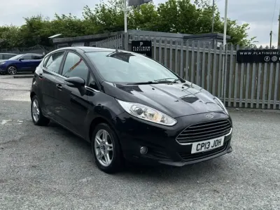 Begagnad Ford Fiesta Zetec 2013 Svart Halvkombi