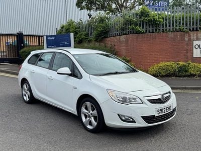 Used Vauxhall Astra 95 HP (69 kW) 2012 White Estate