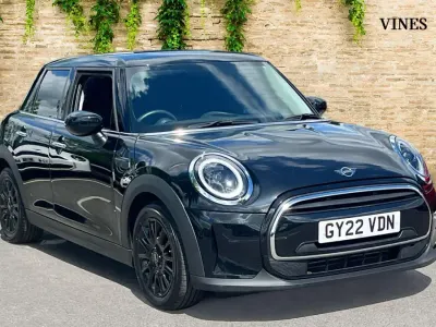 Używany Mini Cooper Classic 134 KM (98 kW) 2022 Czarny Hatchback