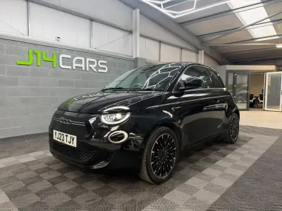 Käytetty Fiat 500e La Prima 86 kW (118 HP) 2023 Musta Avoauto
