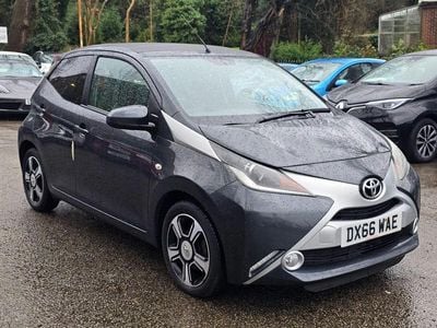 Begagnad Toyota Aygo X-clusiv 69 HK (50 kW) 2016 Grå Halvkombi