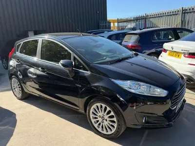 Begagnad Ford Fiesta Titanium 2014 Svart Halvkombi
