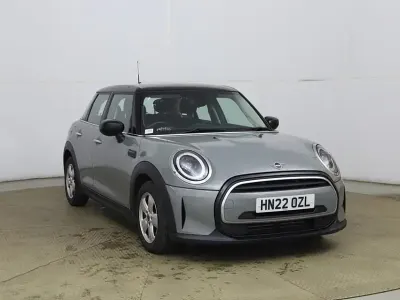 Usado Mini Cooper Classic 136 HP (100 kW) 2022 Cinzento Citadino