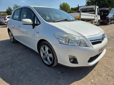 Used Toyota Auris Hybrid T4 134 HP (98 kW) 2010 White Hatchback