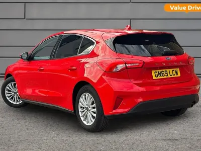 Begagnad Ford Focus Titanium 2019 Röd Halvkombi