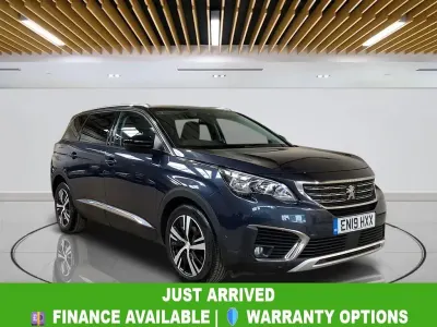 Usado Peugeot 5008 Allure 130 HP (95 kW) 2019 Azul SUV