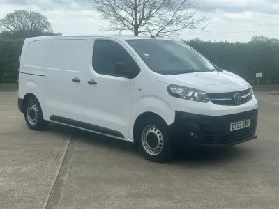 Usado Vauxhall Vivaro 100 HP (73 kW) 2022 Branco Monovolume