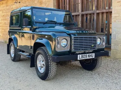 Used Land Rover Defender 122 HP (89 kW) 2009 Green Estate
