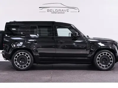 Used Land Rover Defender SE Dynamic 2023 Santorini black metallic SUV
