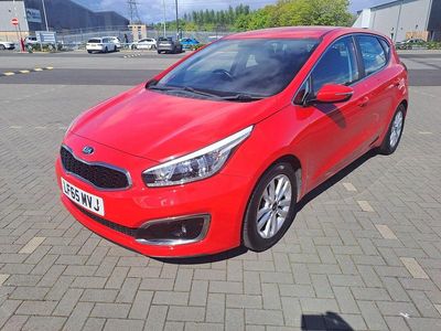 Używany Kia Ceed 126 KM (92 kW) 2015 Czerwony Hatchback