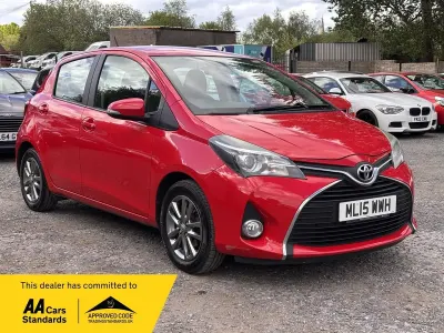 Używany Toyota Yaris 99 KM (72 kW) 2015 Czerwony Hatchback