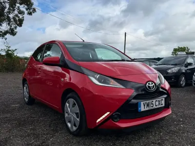 Usado Toyota Aygo X-play 69 HP (50 kW) 2015 Vermelho Citadino