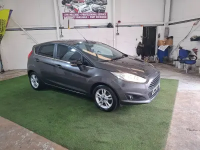 Begagnad Ford Fiesta Zetec 100 HK (73 kW) 2017 Grå Halvkombi