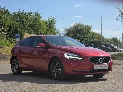Begagnad Volvo V40 Momentum 122 HK (89 kW) 2019 Röd Halvkombi