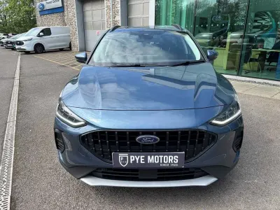 Begagnad Ford Focus Active 2024 Blå Halvkombi