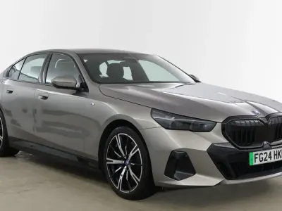 Usado BMW i5 M Sport 246 kW (335 CV) 2024 Gris Berlina