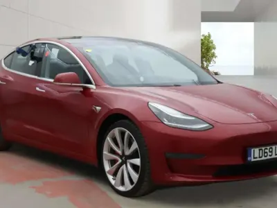 Używany Tesla Model 3 Performance 461 kW (627 KM) 2019 Czerwony Sedan/Limuzyna