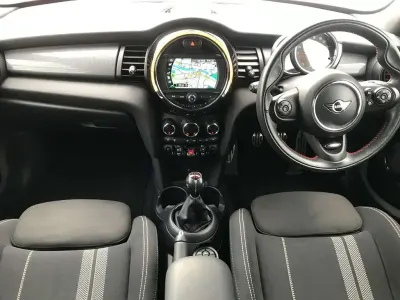 Begagnad Mini Cooper Sport 134 HK (98 kW) 2020 Röd Halvkombi