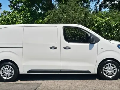 Used Vauxhall Vivaro 100 HP (73 kW) 2019 White MPV