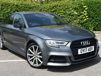 Usado Audi A3 Black Edition 184 HP (135 kW) 2017 Cinzento Sedan
