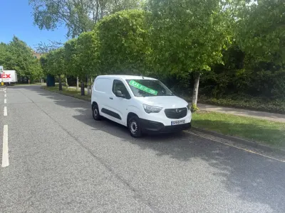Second-hand Vauxhall Combo Edition 100 CP (73 kW) 2019 Alb Monovolum