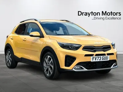 Usado Kia Stonic GT-Line 99 HP (72 kW) 2023 Amarelo SUV