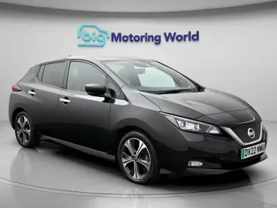 Begagnad Nissan Leaf Tekna 110 kW (150 HK) 2022 Svart Halvkombi