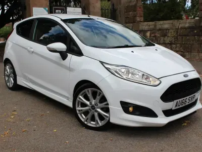 Used Ford Fiesta Zetec 75 HP (55 kW) 2016 White Hatchback