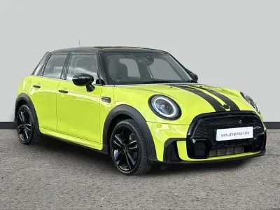 Usado Mini Cooper Hatch 134 CV (98 kW) 2023 Amarillo Utilitario