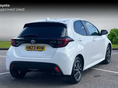 Used Toyota Yaris Hybrid Design 116 HP (85 kW) 2023 Pure white Hatchback